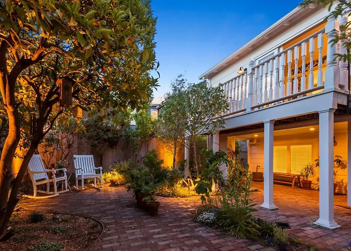Garden Level Flat In 1885 Queen Anne Victorian Cottage In Alameda