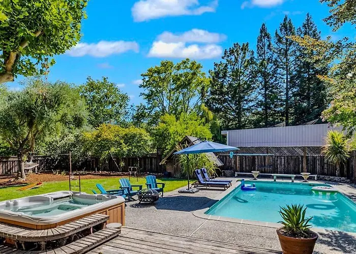 Family Fun Retreat In Wine Country - Epic Game Room - Pool - Spa
